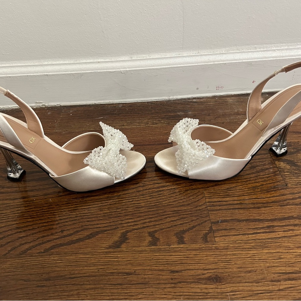 Charles and Keith Elegant White Beaded Bow Women's Sandals - Picture 3 of 4